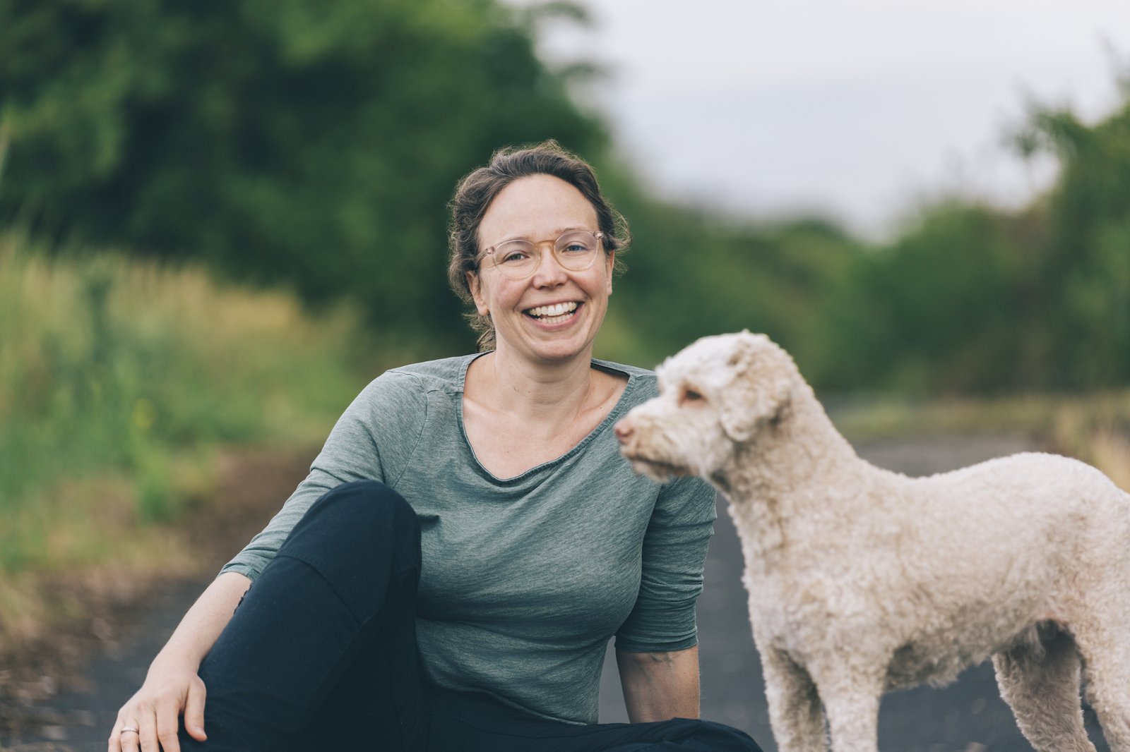 Marina Kern mit ihrem Hund auf dem Weg