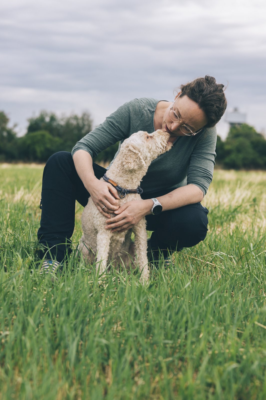 Marina Kern mit ihrem Hund auf der Wiese