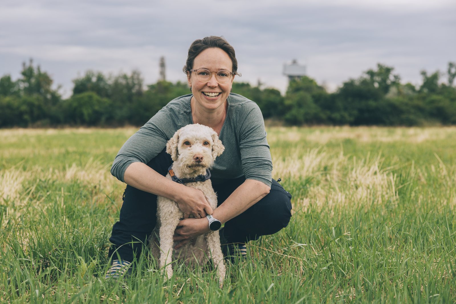 Marina Kern mit ihrem Hund im Feld